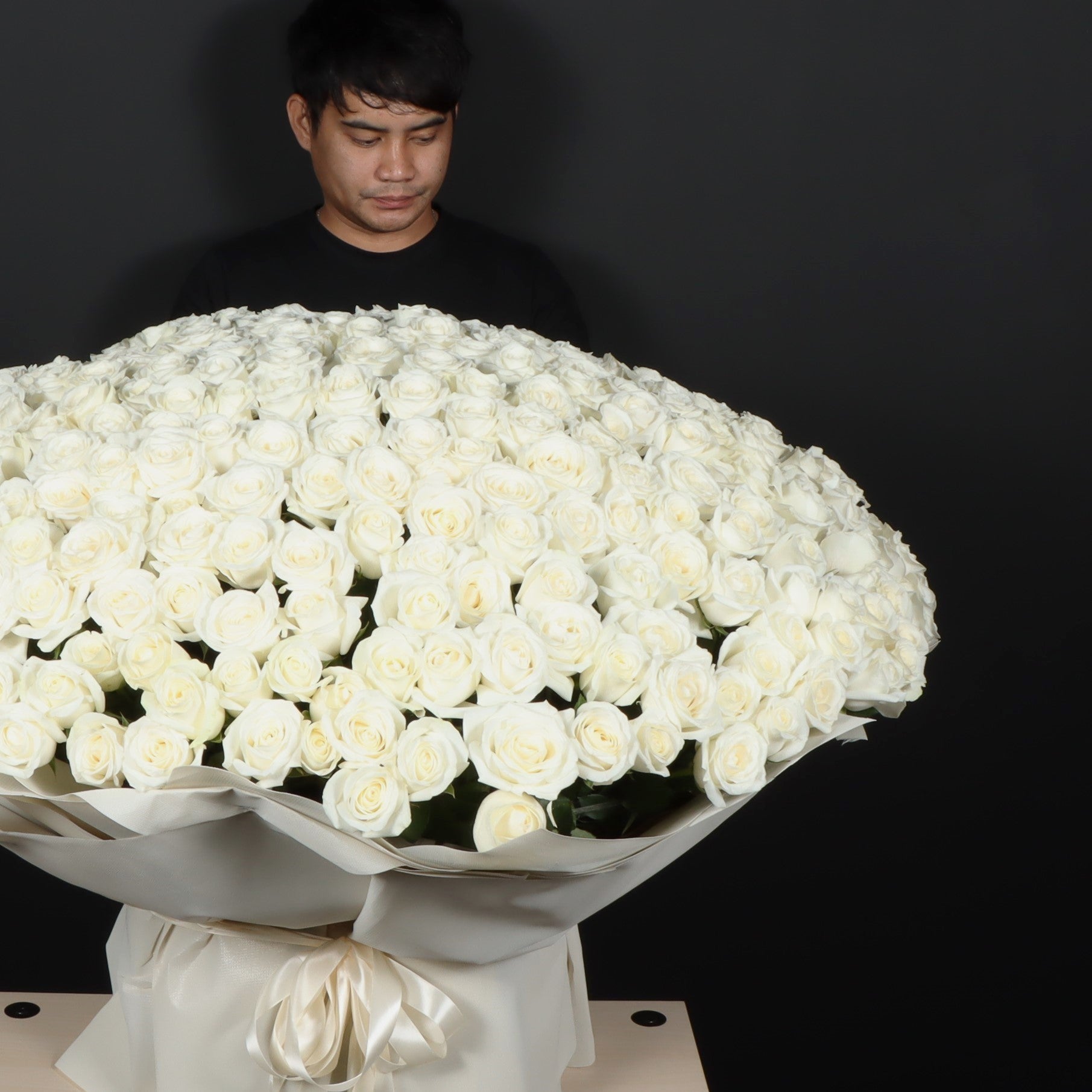 500 White Roses Bouquet (90cmx120cm)